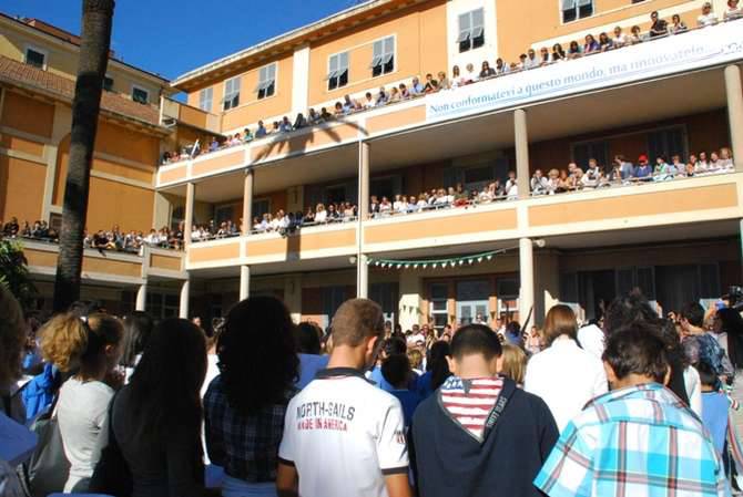 Studenti riuniti nel cortile per la festa di accoglienza
