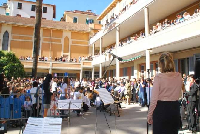 Festa dell'accoglienza nel cortile della scuola