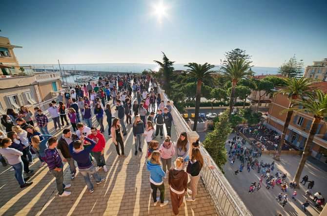 Studenti riuniti sul lungomare di Sanremo