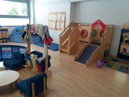 Educatrice gioca con due bambini al Nido